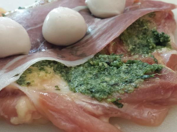 Piščanec polnjen z čemaževim pestom in mocarelo